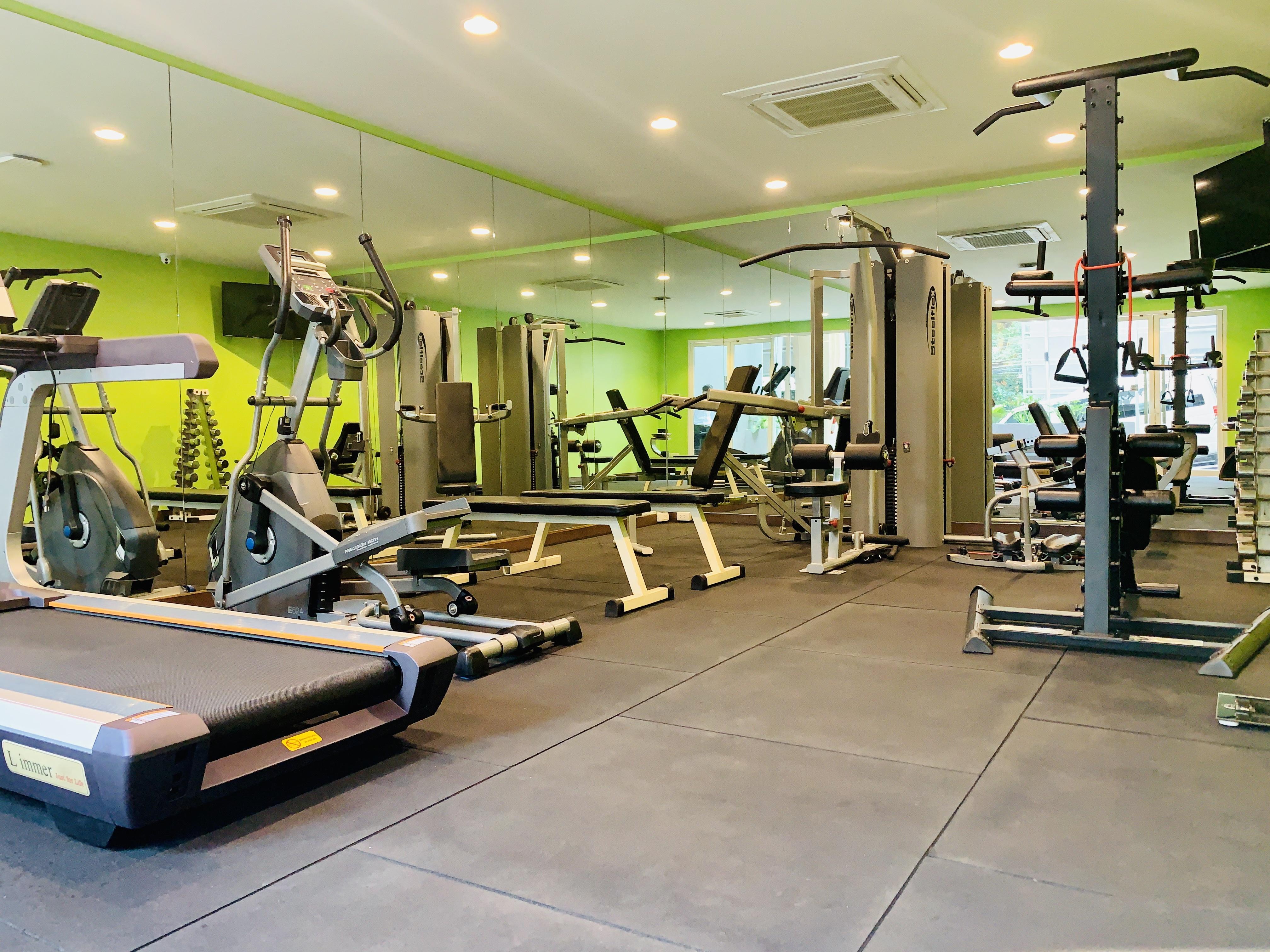 Готель Le D'Tel Бангкок Екстер'єр фото A typical gym