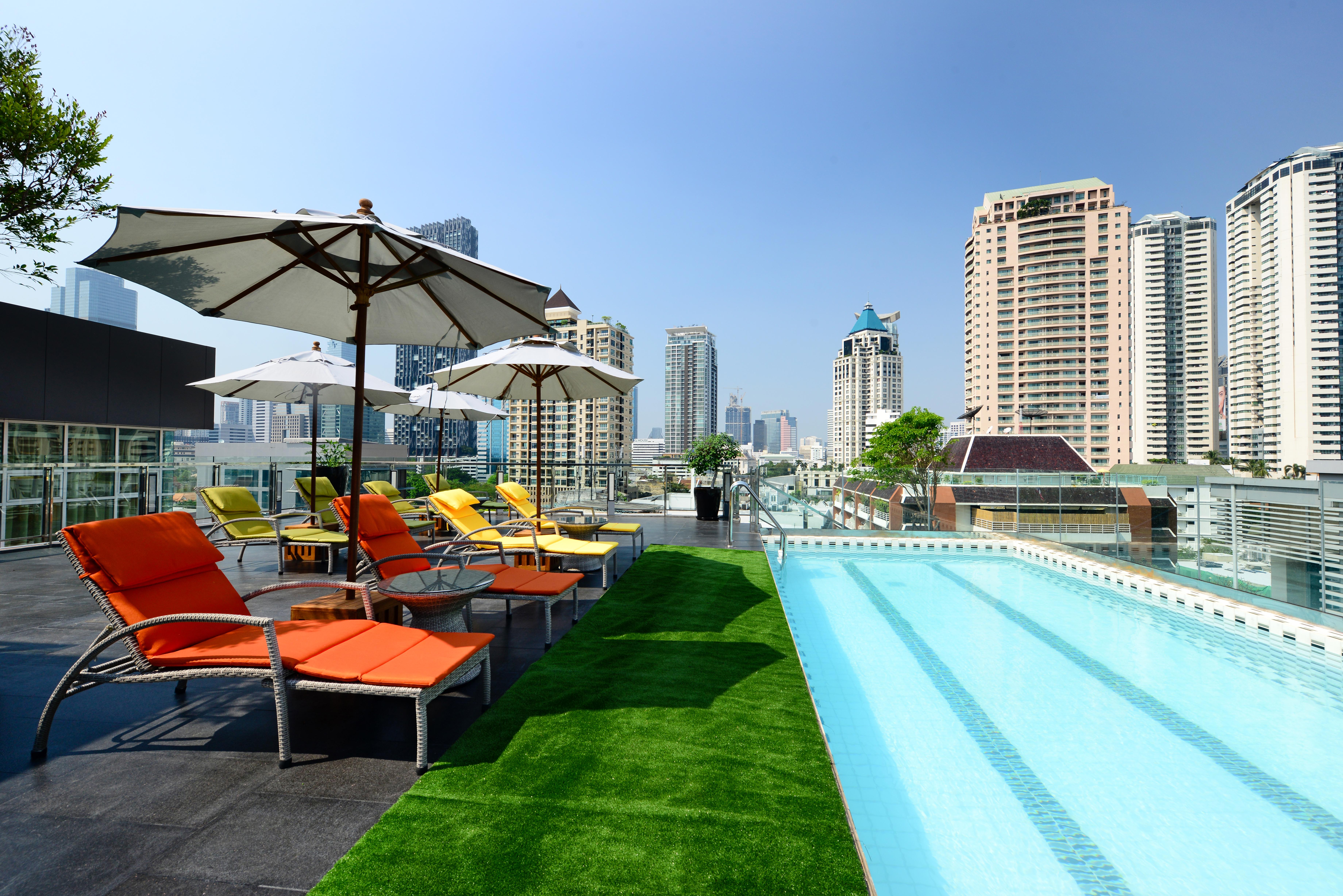 Готель Le D'Tel Бангкок Екстер'єр фото Rooftop pool at the U Sathorn