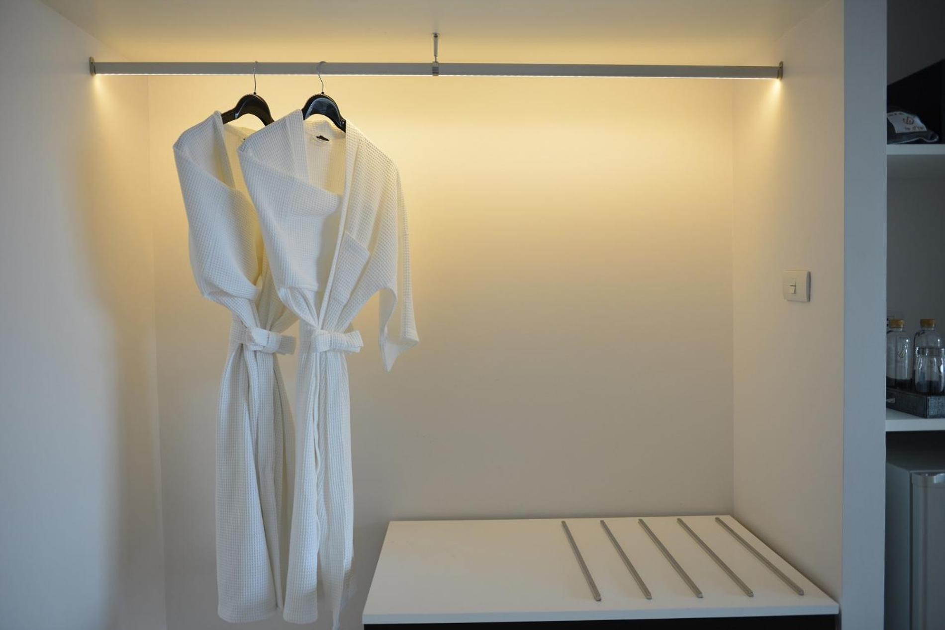 Готель Le D'Tel Бангкок Екстер'єр фото A bathrobe hanging on a hanger